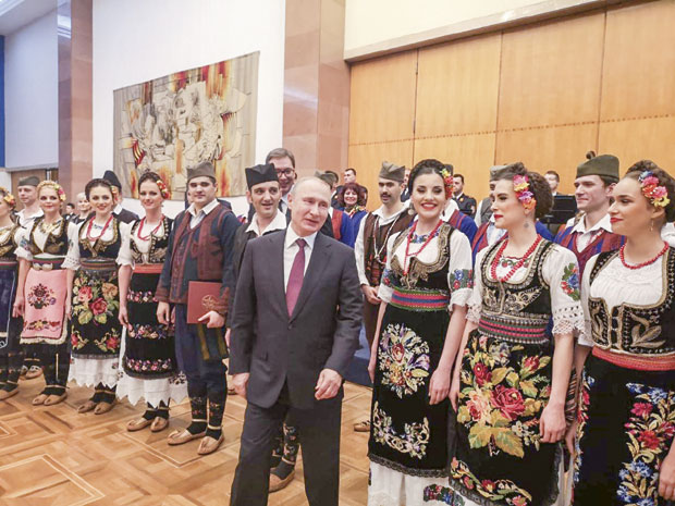 ЧЛАНИЦА АНСАМБЛА КОЛО О НАСТУПУ ПРЕД ПУТИНОМ: Био одушевљен, а затим је пришао да се фотографише са нама