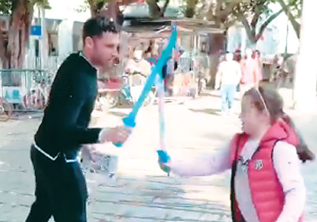 СТИЖЕ НА СНИМАЊЕ ЗВЕЗДА ГРАНДА: Карлеуша се враћа из Кине