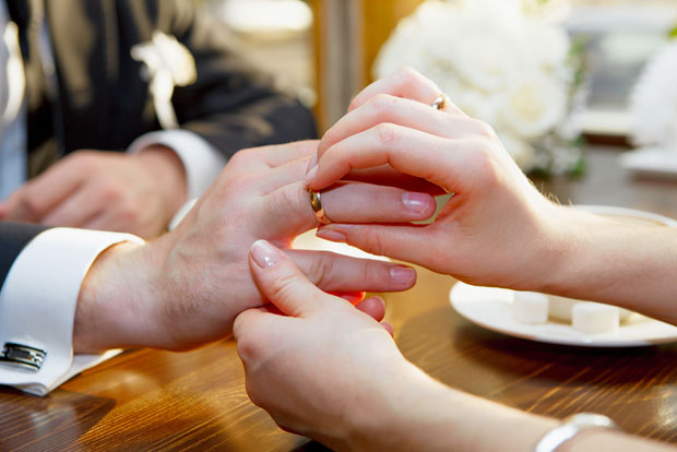 ШВАЛЕРА МРЗЕЛО ДА ПУТУЈЕ: Три супруге биле комшинице не знајући једна за другу