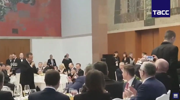 Погледајте како је Дачић отпевао Каљинку Путину (ВИДЕО)