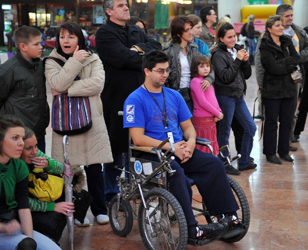 ЛАКШЕ УЧЕЊЕ НА ДАЉИНУ: Признање Новом Саду за подршку особама са инвалидитетом