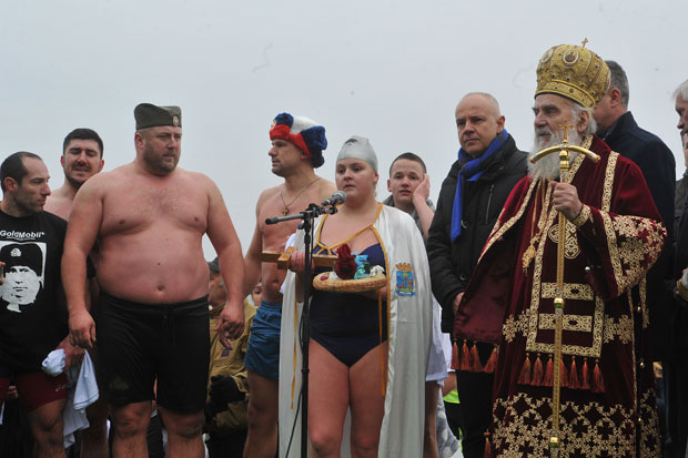 ИЗЛЕЧИЛА СЕ ОД РАКА: Јована Лепосавић узела крст на Земунском кеју