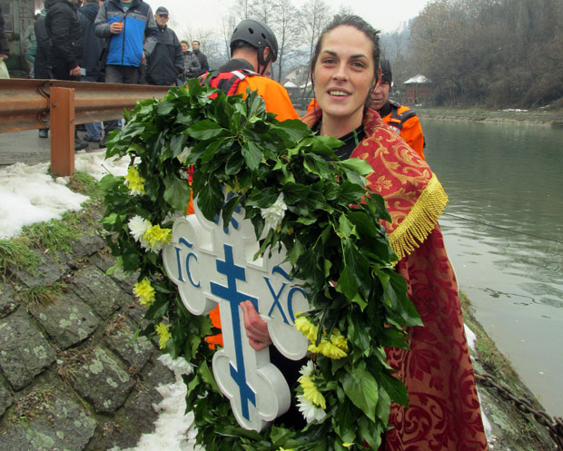 У граду цара Лазара, први до крста Лазар Крстић, Милица из Ваљева прва до реликвије (ФОТО+ВИДЕО)