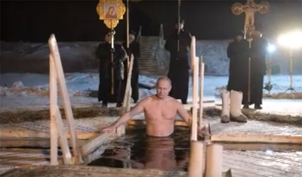 Путин и ове године на Богојављење заронио у ледену воду