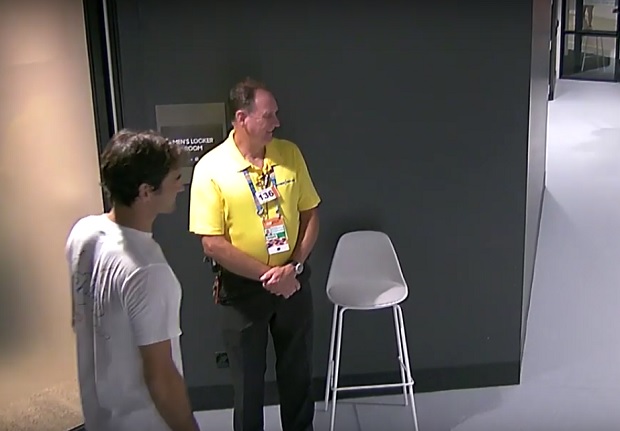 НЕМА ПРОТЕКЦИЈЕ НИ ЗА РОЏЕРА: Федерера обезбеђење није пустило у свлачионицу због акредитације (ВИДЕО)