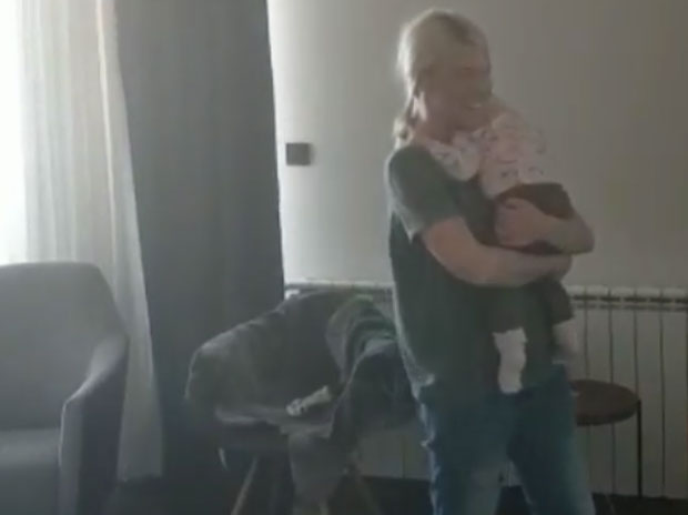 КАТЈА УЖИВА У МАМИНОМ НАРУЧЈУ: Наташа на Инстаграму поставила видео који је разнежио све (ВИДЕО)