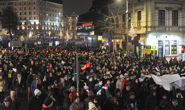 Протест у Београду: Хтели да РТС гађају јајима