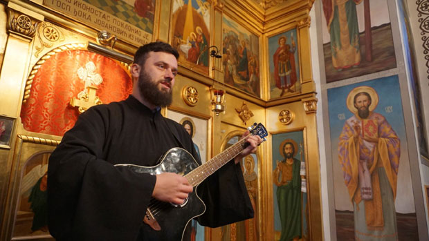 НЕОБИЧНА ПАСИЈА: Гитариста у мантији