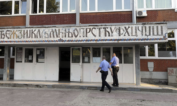 Уз зид, па песницом по глави