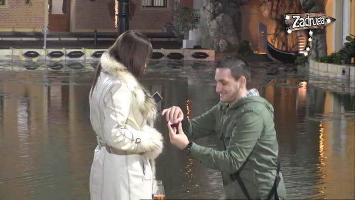 ЗОЛА НА СПЕКТАКУЛАРАН НАЧИН ЗАПРОСИО МИЉАНУ: Рекла је да, одушевљена прстеном (ВИДЕО)