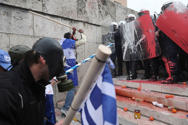 ХАОС НА ПРОТЕСТИМА У АТИНИ: Седморо ухапшено, 25 полицајаца повређено (ФОТО+ВИДЕО)