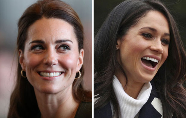  Ево зашто Кејт и Меган увек носе торбицу у левој руци