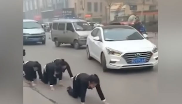 БРУТАЛНО ПОНИЖАВАЊЕ ЗАПОСЛЕНИХ: Терали их да пузе прометном улицом (ВИДЕО)