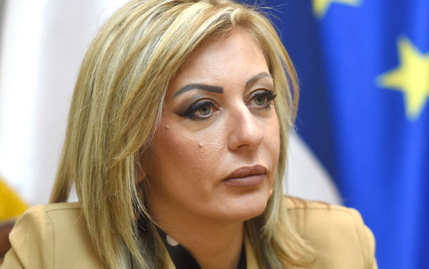 ШПИЈУНКА: Љута због превода