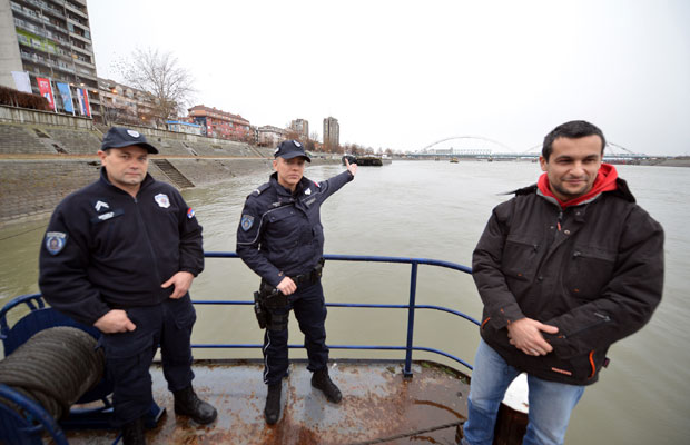 ИСПОВЕСТ ПОЛИЦАЈЦА КОЈИ ЈЕ СПАСАО ДАВЉЕНИЦУ: Борба са леденим Дунавом трајала 10 минута