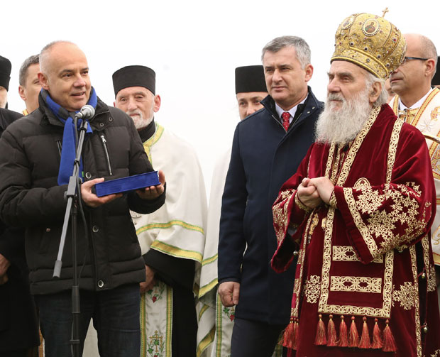 Патријарх Иринеј уручио градоначелнику „Богојављенски крст”