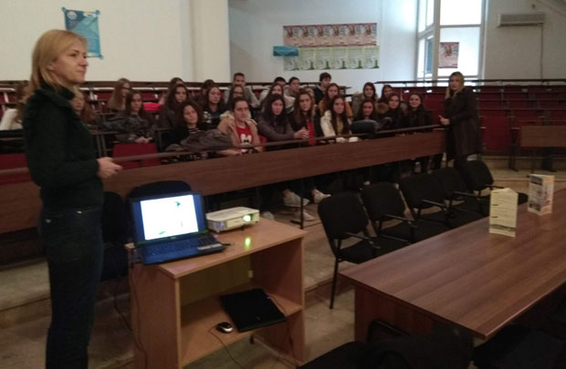 Бар: Сало кипи из ђачке клупе