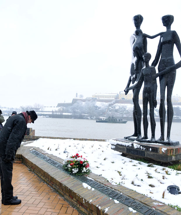 МОЛИТВА У ПОДНЕ: Новосађани обележавају годишњицу злогласне рације