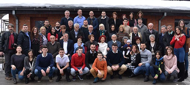 НА ОКУПУ ПЕТ ГЕНЕРАЦИЈА: Деда Јован прославио 95. рођендан и Јовањдан са 70 чланова породице