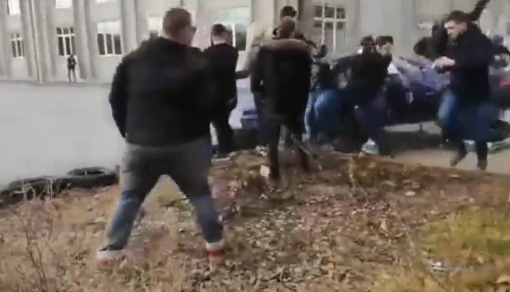 ТРКА СТРАВЕ: Јурио BMW-ом па покосио публику (ВИДЕО)