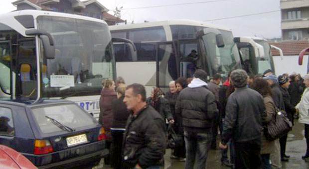 Пуни аутобуси, празне улице Новoг Пазарa