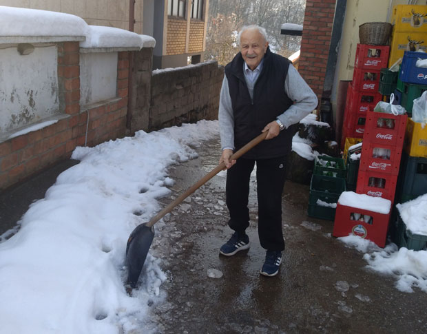 ДЕДА СТЈЕПАН (94) ПРИМЕР МЛАЂИМА: Соколи га да чисти снег кад други ни из куће не смеју да изађу