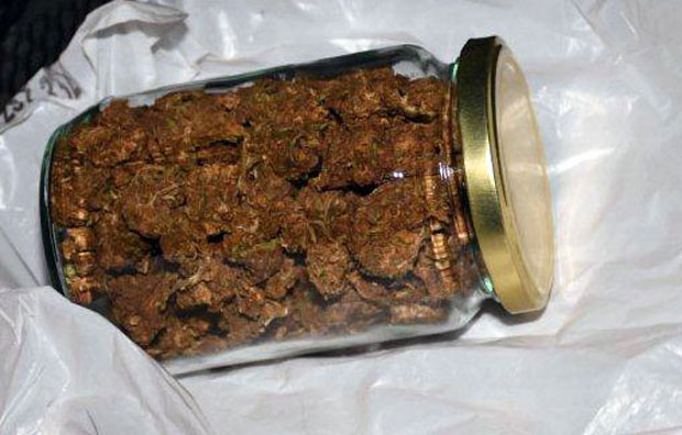 ДИЛЕР У ПРИТВОРУ: Ухваћен са теглом марихуане