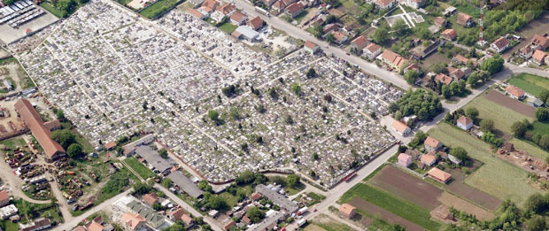 Две улице ка новом гробљу у Батајници