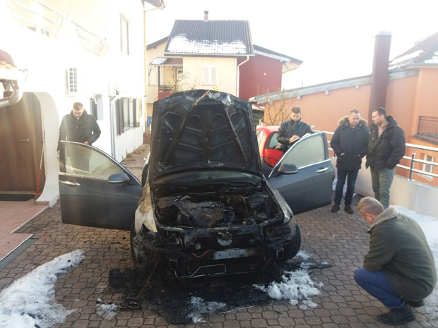 Запаљен аутомобил посланику ЈС