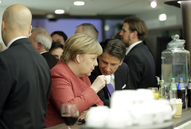 Меркел и Конте се срели у паузи Давоса у еспресо бару