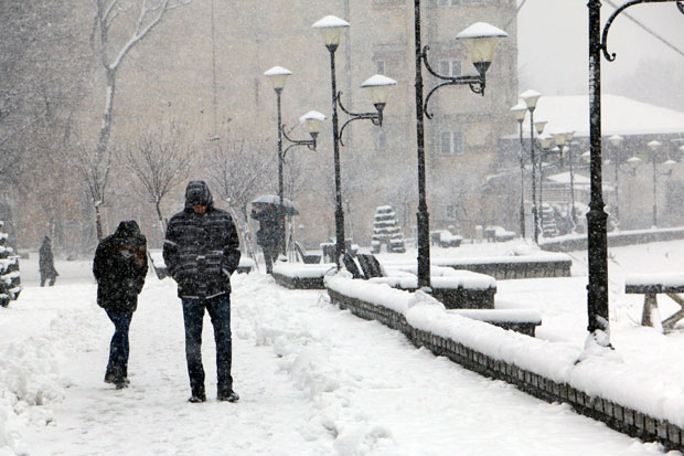 ВРЕМЕНСКА ПРОГНОЗА: У петак нови снег, у суботу снежни покривач и до пола метра