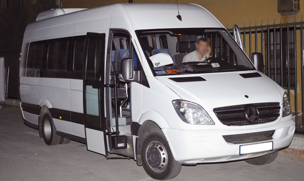 ВОЗАЧУ ИЗ ВРАЊА ОДРЕЂЕНО ЗАДРЖАВАЊЕ: Хтео да изгура минибус пун деце?