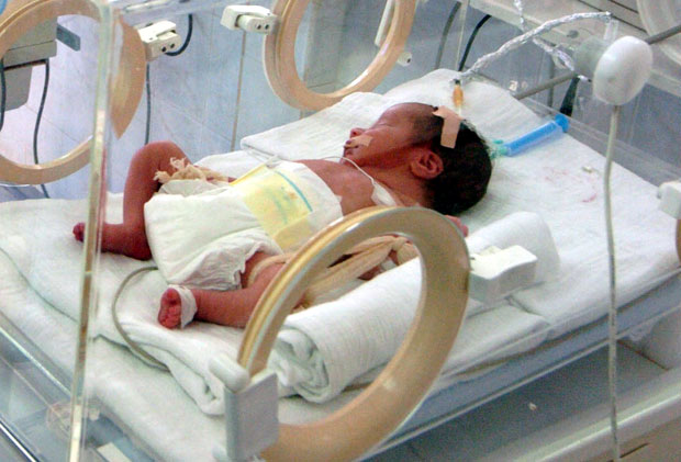 Родио се у дворишту, оживели га у болници