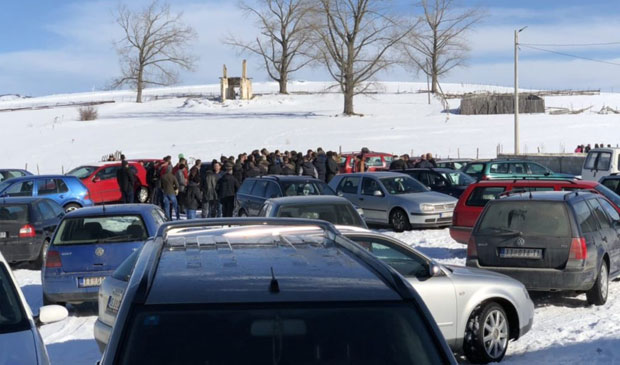 БЛУДНИ НАСТАВНИК УЗНЕМИРИО МЕШТАНЕ: Инспекција рада га вратила на посао, родитељи одржали протест
