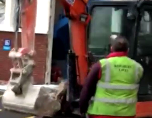 ОСВЕТА ЗА НЕИСПЛАЋЕНИ НОВАЦ: Није добио плату, па машином наплатио дуг (ВИДЕО)