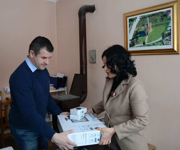 Донација канцеларије за КиМ: Школе у селима Бање и Суво Грло добиле рачунаре