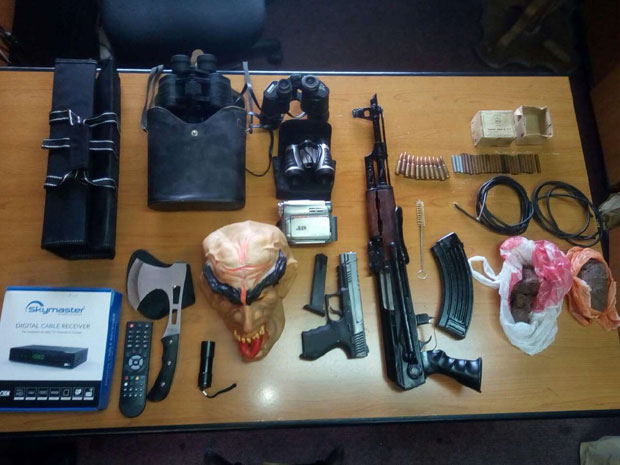 ПРЕТРЕС КУЋЕ У БЕРАНАМА: Пронађени пушка, силиконска маска, експлозив