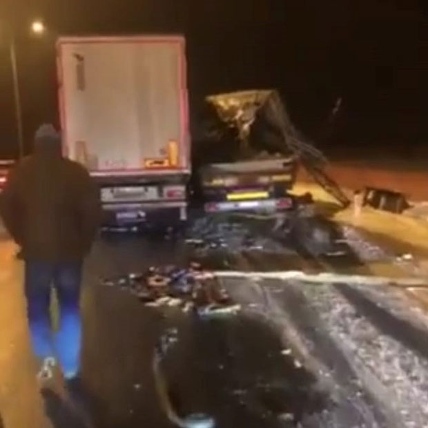 НЕСРЕЋА У НИШУ: Судар два шлепера и аутомобила (ФОТО)