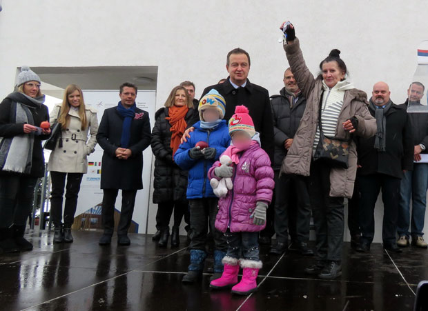 ДАЧИЋ ПРЕДАО КЉУЧЕВЕ: У 48 општина у Србији гради се још 1.647 домова