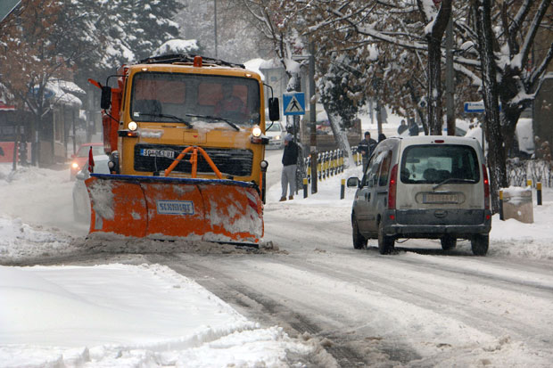 СРБИЈА ПАРАЛИСАНА, УПАЉЕН ЦРВЕНИ МЕТЕО АЛАРМ: Снег одсекао села код Ниша, спашена жена која је имала епилептичан напад, на Косову веје већ 24 сата (ФОТО)