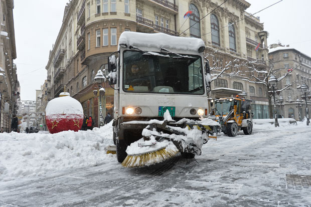 СНЕЖНИ ХАОС У БЕОГРАДУ: Неке линије градског превоза скраћене, на Бановом Брду аутобус блокирао саобраћај (ФОТО+ВИДЕО)