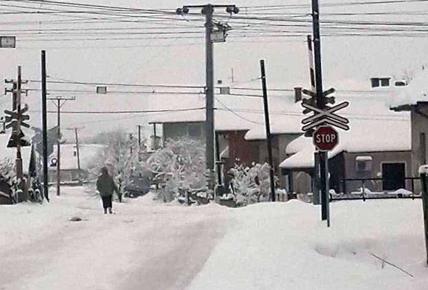 РАМПА У ДРЕНОВЦУ ОСТАЈЕ СПУШТЕНА И ПО ПОЛА САТА НАКОН ШТО ПРОЂЕ ВОЗ – Мештани тврде да је то разлог што је њихов суграђанин заобишао полубранике