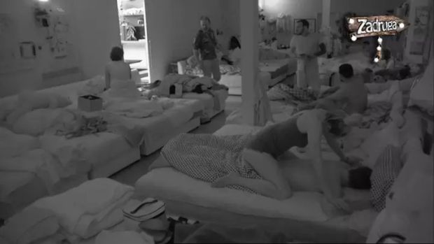 ИСПУНИЛА МУ ЖЕЉУ: Луна приуштила Марку масажу пре спавања, он уживао као никад до сада (ВИДЕО)