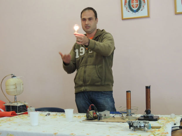 Сијалица светли у руци 