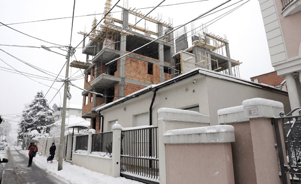 Зидају зграду у улици кућа