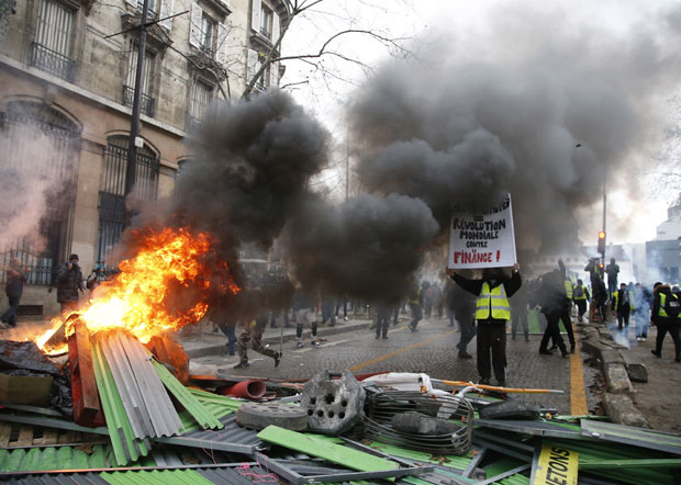 Жути прслуци на улицама Париза по 11. пут, позвали на жуту ноћ (ФОТО)