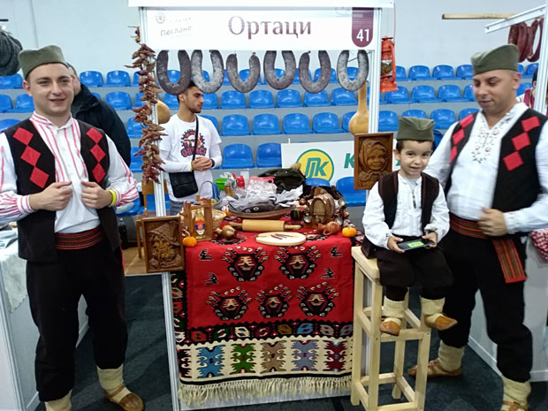 САЈАМ ПЕГЛАНЕ КОБАСИЦЕ: Пирот привукао велики број гостију из Србије и Бугарске