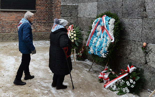  Преживели затвореници Аушвица положили цвеће на Зид смрти