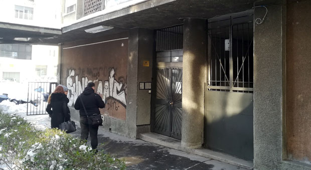 ЈЕЗИВО УБИСТВО НА ЗВЕЗДАРИ: Мушкарац у белој јакни избо ножем жртву по стомаку и леђима (ФОТО)