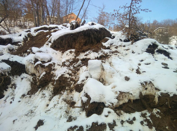 КЛИЗИШТЕ У БЛИЗИНИ КРАЉЕВА: Затрпан локални пут (ФОТО)